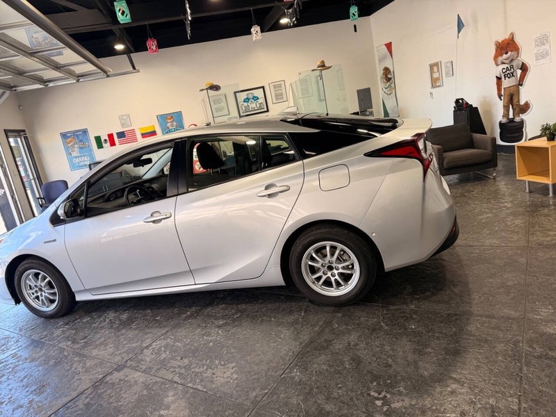 Toyota Prius Vehicle Full-screen Gallery Image 17