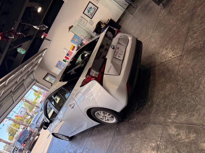 Toyota Prius Vehicle Full-screen Gallery Image 18