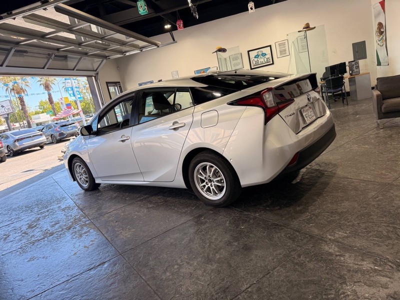 Toyota Prius Vehicle Full-screen Gallery Image 19