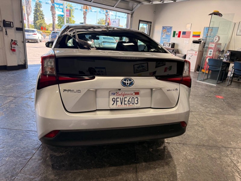Toyota Prius Vehicle Full-screen Gallery Image 21