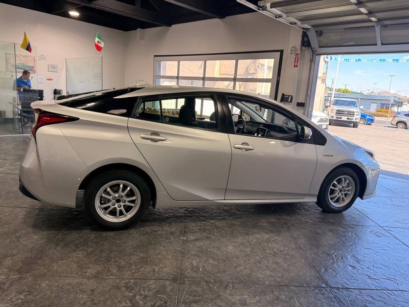 Toyota Prius Vehicle Full-screen Gallery Image 24