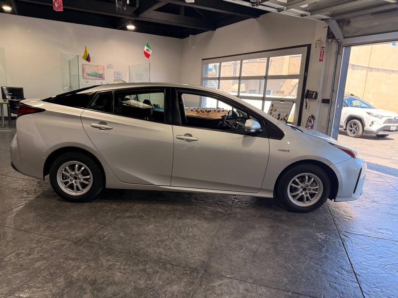 Toyota Prius Vehicle Full-screen Gallery Image 28