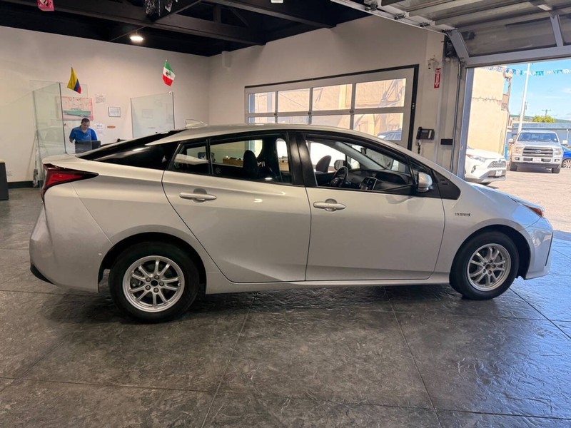 Toyota Prius Vehicle Full-screen Gallery Image 30