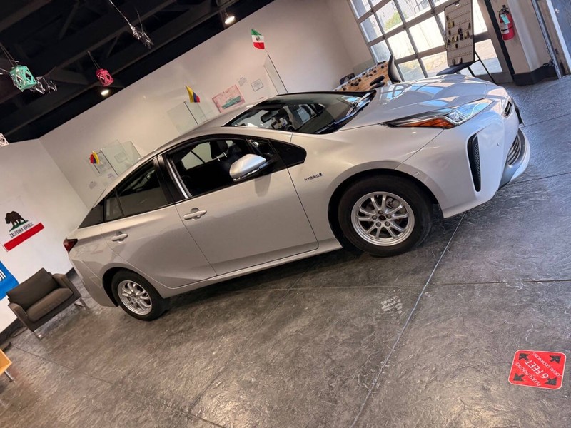 Toyota Prius Vehicle Full-screen Gallery Image 31