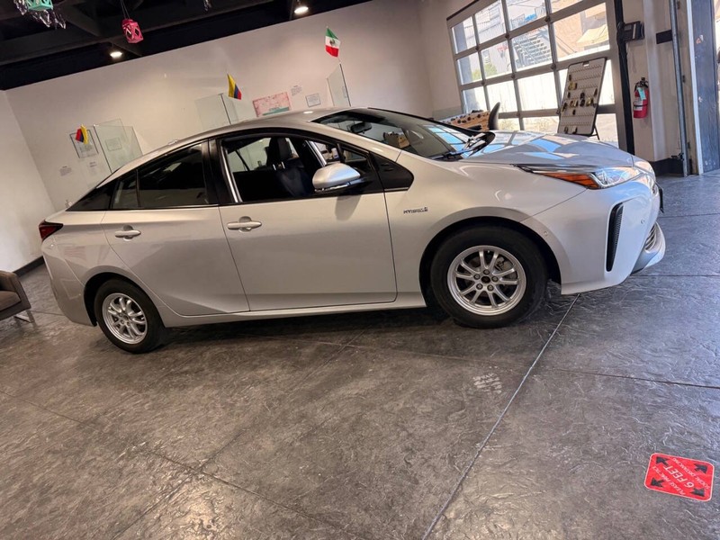 Toyota Prius Vehicle Full-screen Gallery Image 32