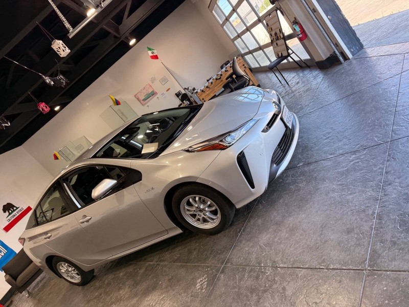 Toyota Prius Vehicle Full-screen Gallery Image 34