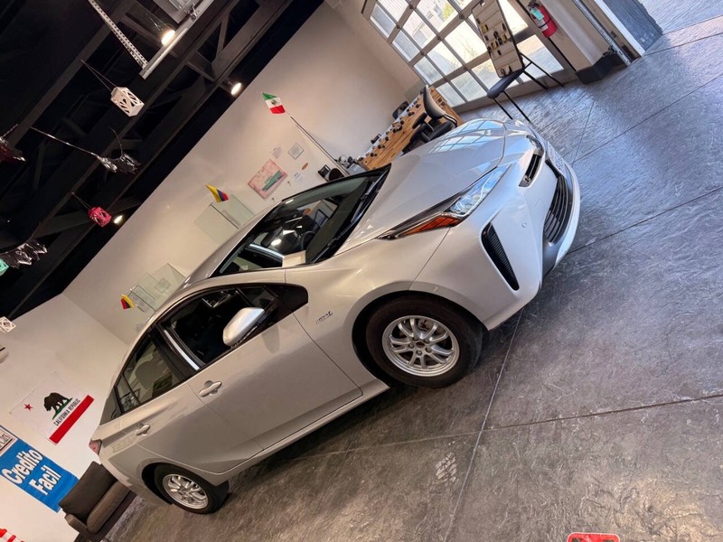 Toyota Prius Vehicle Full-screen Gallery Image 35