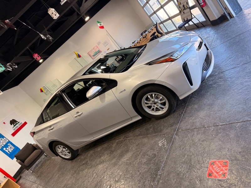 Toyota Prius Vehicle Full-screen Gallery Image 36