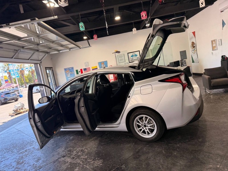 Toyota Prius Vehicle Full-screen Gallery Image 43