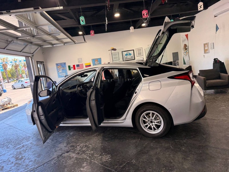 Toyota Prius Vehicle Full-screen Gallery Image 48
