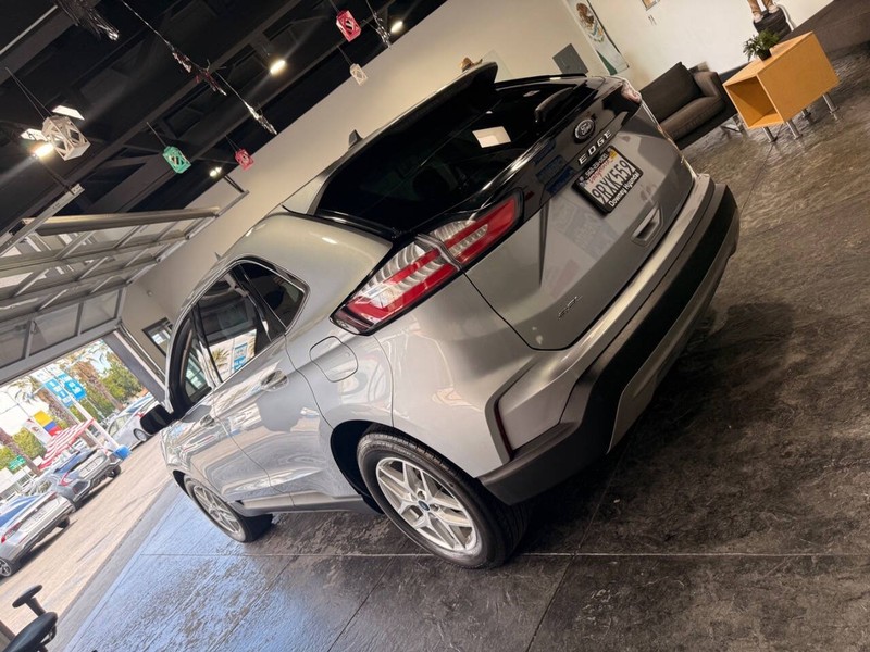 Ford Edge Vehicle Full-screen Gallery Image 13