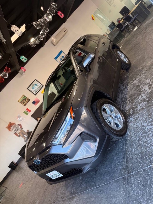 Toyota RAV4 Vehicle Full-screen Gallery Image 09