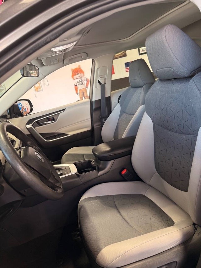 Toyota RAV4 Vehicle Full-screen Gallery Image 41