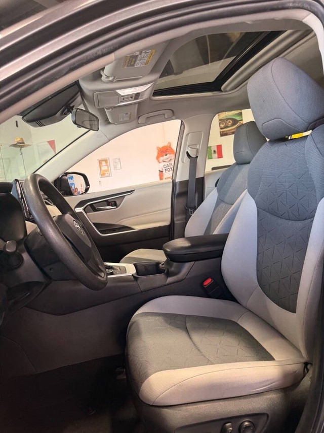 Toyota RAV4 Vehicle Full-screen Gallery Image 42