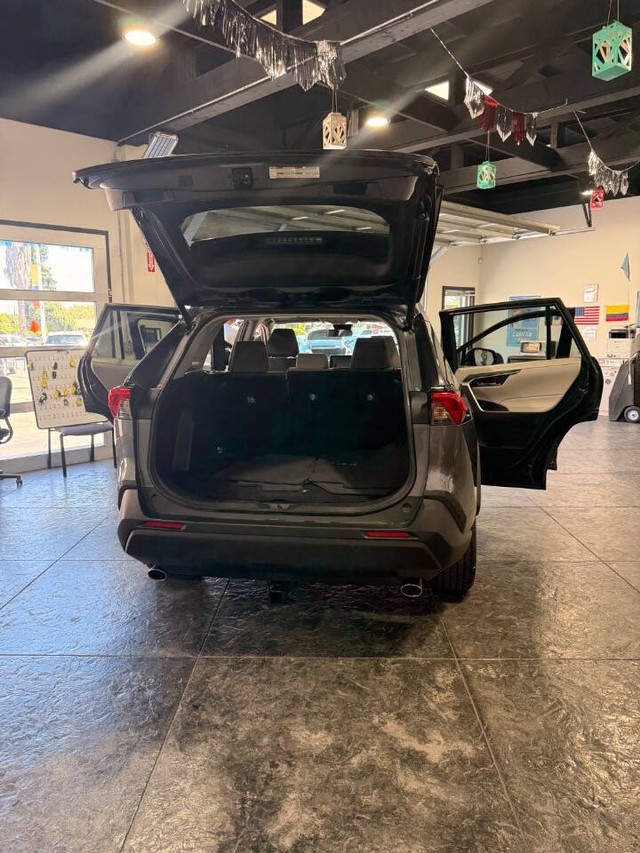 Toyota RAV4 Vehicle Full-screen Gallery Image 45