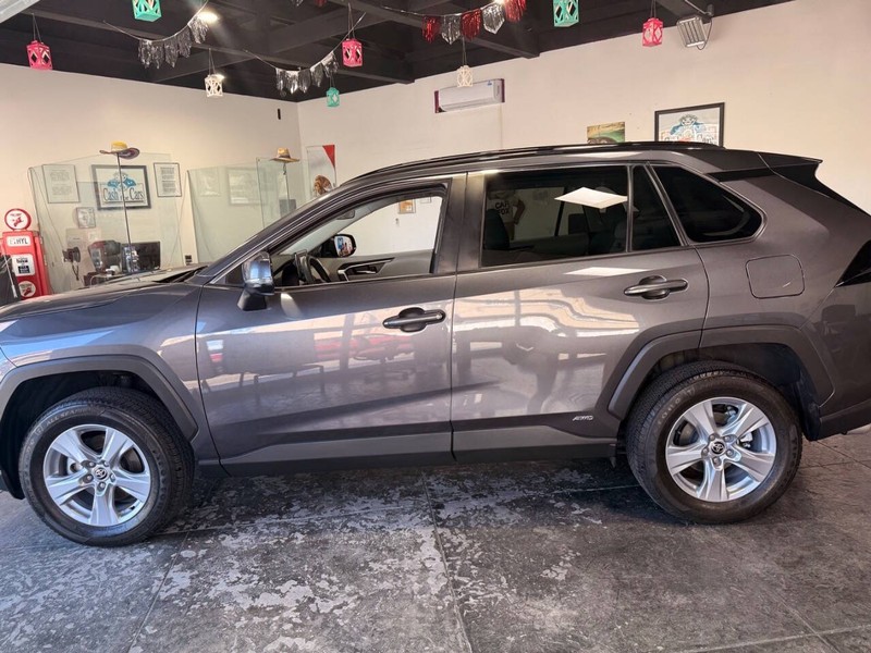 Toyota RAV4 Vehicle Full-screen Gallery Image 10