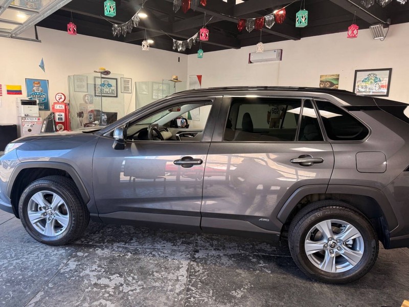 Toyota RAV4 Vehicle Full-screen Gallery Image 12