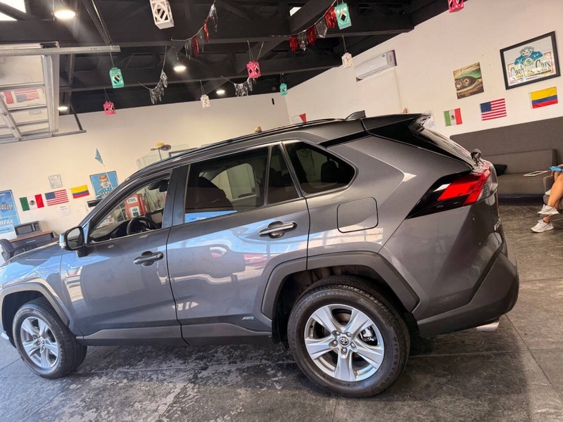 Toyota RAV4 Vehicle Full-screen Gallery Image 13