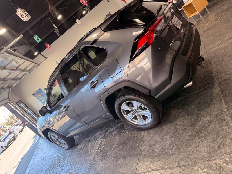 Toyota RAV4 Vehicle Full-screen Gallery Image 14