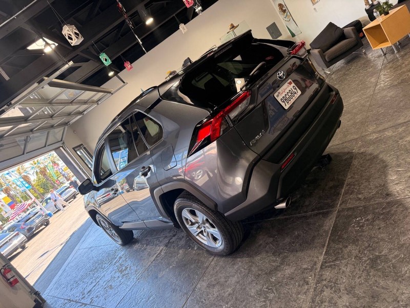 Toyota RAV4 Vehicle Full-screen Gallery Image 15