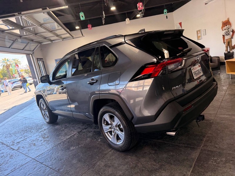 Toyota RAV4 Vehicle Full-screen Gallery Image 16