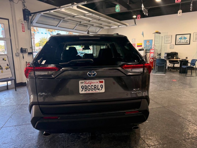 Toyota RAV4 Vehicle Full-screen Gallery Image 18