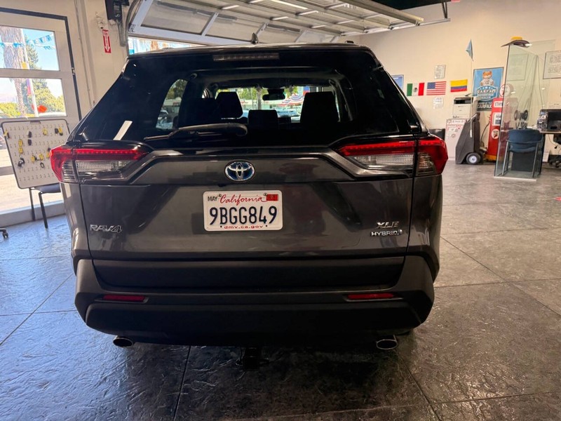 Toyota RAV4 Vehicle Full-screen Gallery Image 19