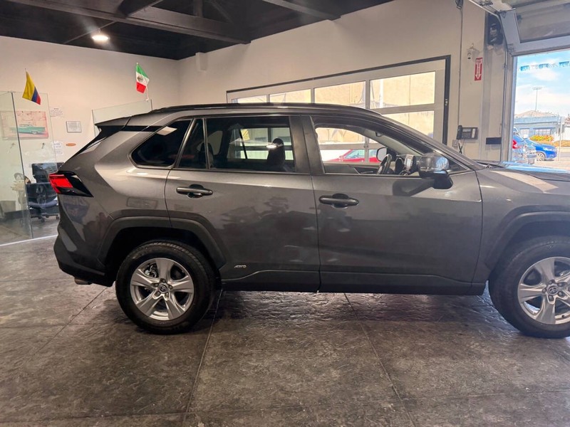 Toyota RAV4 Vehicle Full-screen Gallery Image 24