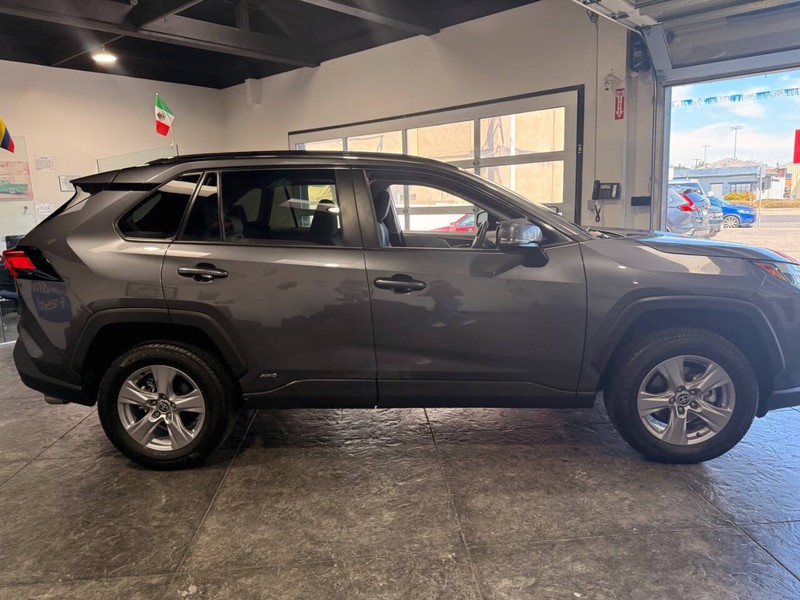 Toyota RAV4 Vehicle Full-screen Gallery Image 25