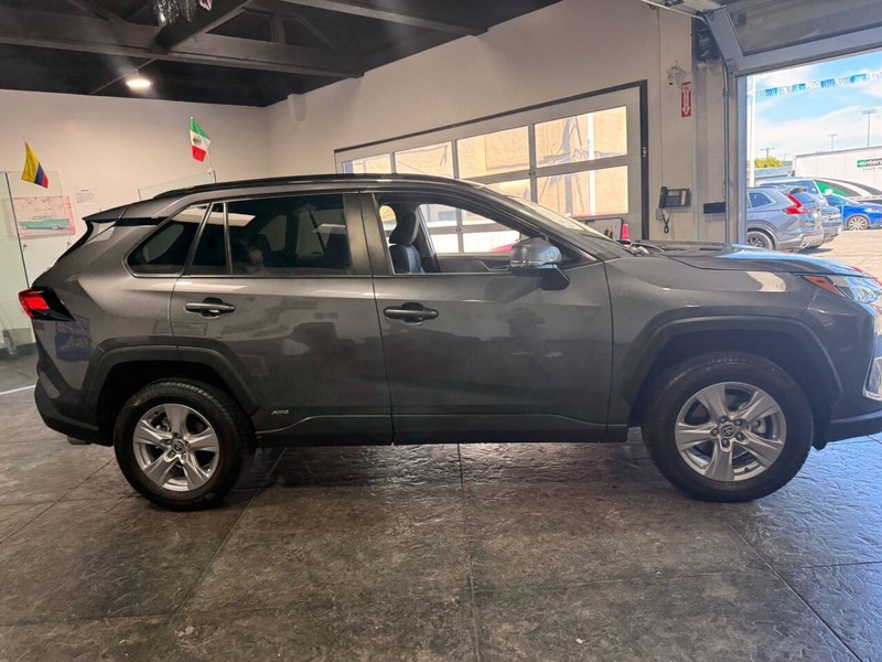 Toyota RAV4 Vehicle Full-screen Gallery Image 26