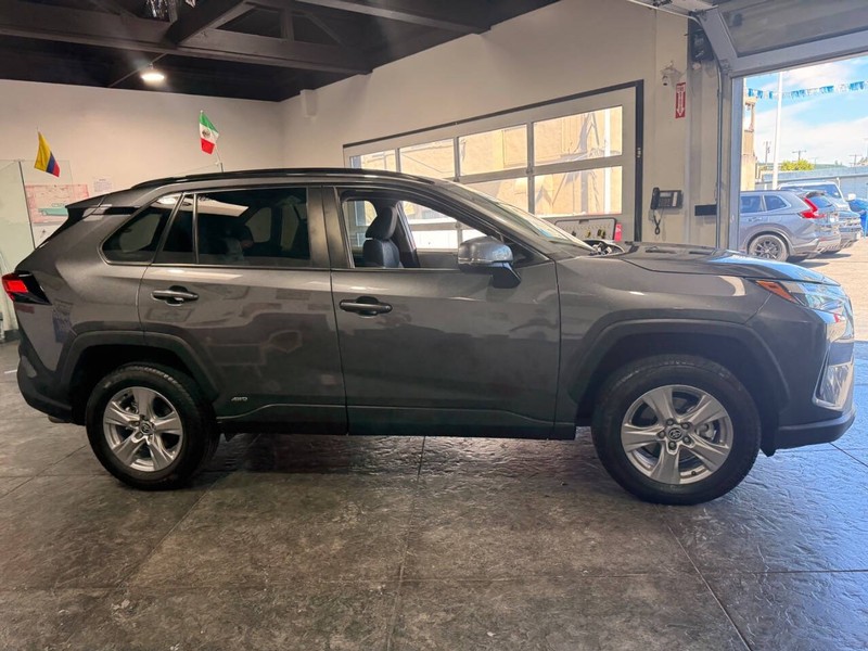 Toyota RAV4 Vehicle Full-screen Gallery Image 27