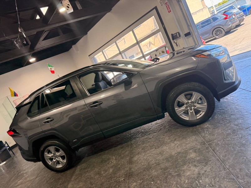 Toyota RAV4 Vehicle Full-screen Gallery Image 28
