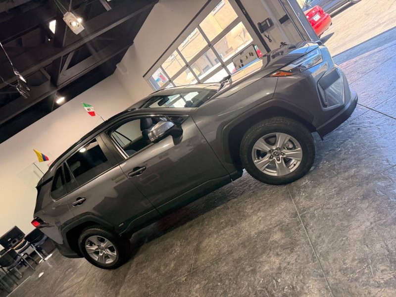 Toyota RAV4 Vehicle Full-screen Gallery Image 30