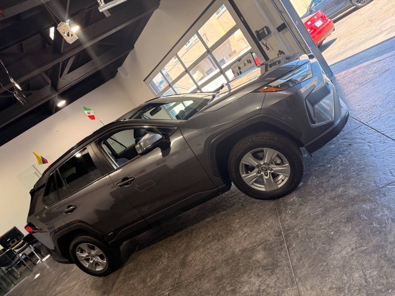 Toyota RAV4 Vehicle Full-screen Gallery Image 31