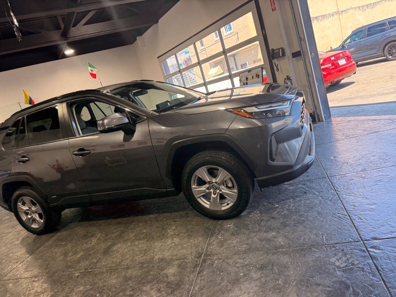 Toyota RAV4 Vehicle Full-screen Gallery Image 32