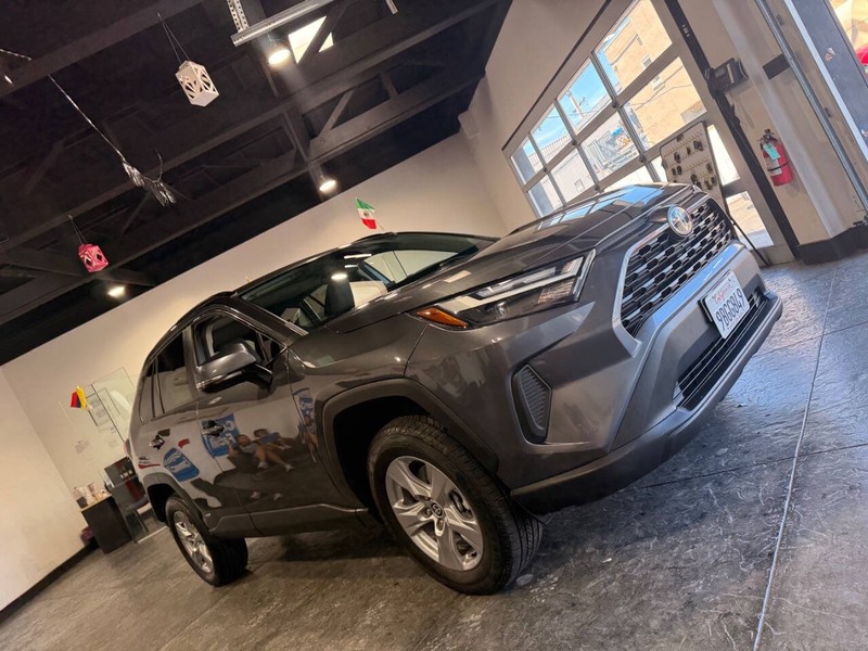 Toyota RAV4 Vehicle Full-screen Gallery Image 36