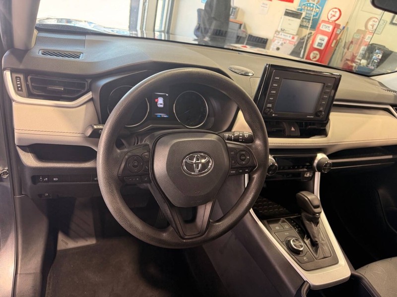 Toyota RAV4 Vehicle Full-screen Gallery Image 40