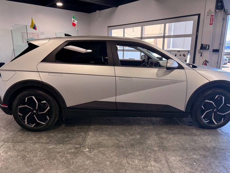 Hyundai IONIQ 5 Vehicle Full-screen Gallery Image 18