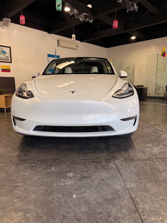 Tesla Model Y Vehicle Full-screen Gallery Image 02
