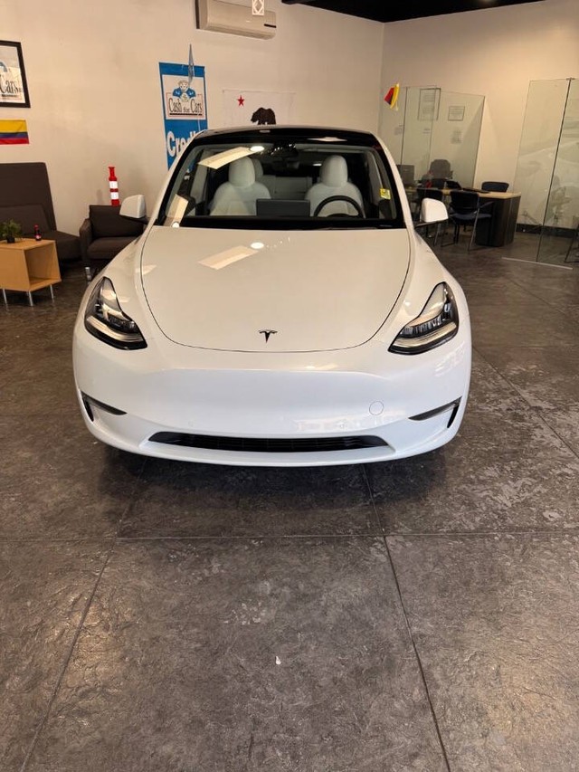 Tesla Model Y Vehicle Full-screen Gallery Image 03