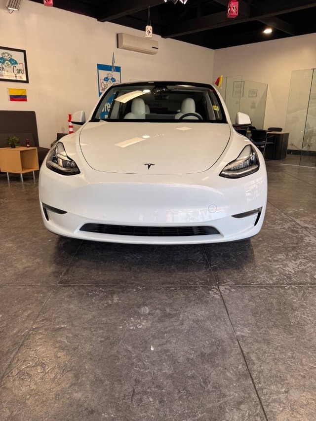 Tesla Model Y Vehicle Full-screen Gallery Image 04