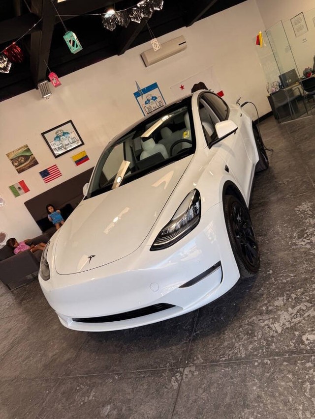 Tesla Model Y Vehicle Full-screen Gallery Image 05
