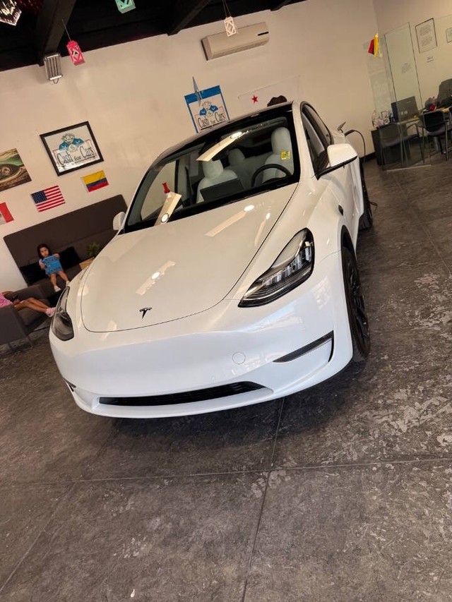 Tesla Model Y Vehicle Full-screen Gallery Image 06