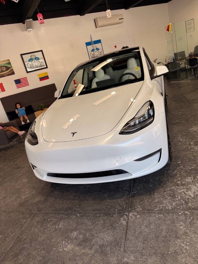 Tesla Model Y Vehicle Full-screen Gallery Image 07
