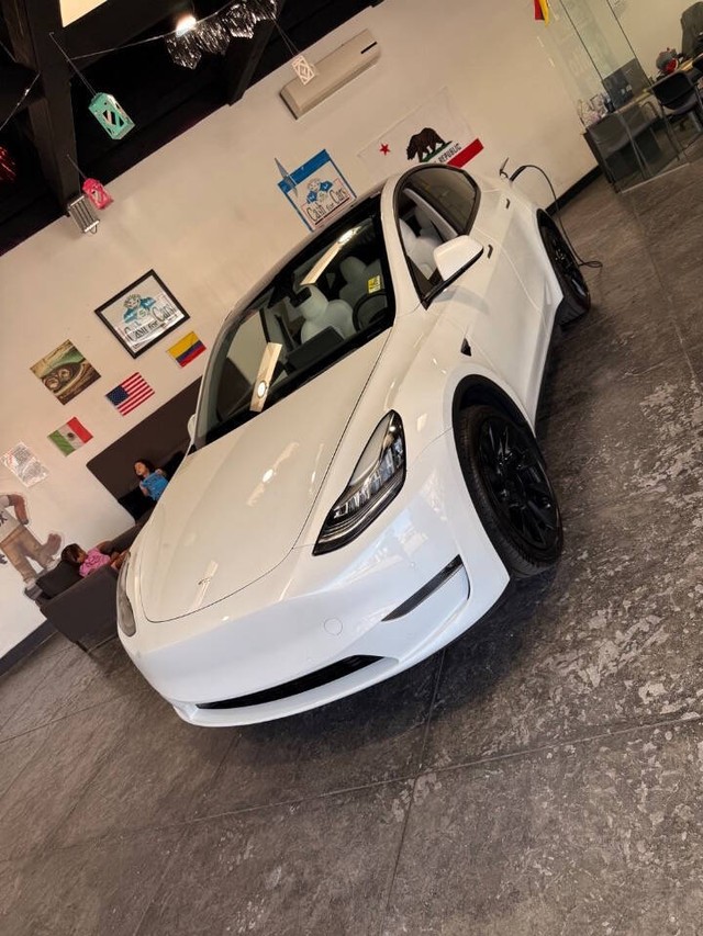 Tesla Model Y Vehicle Full-screen Gallery Image 10