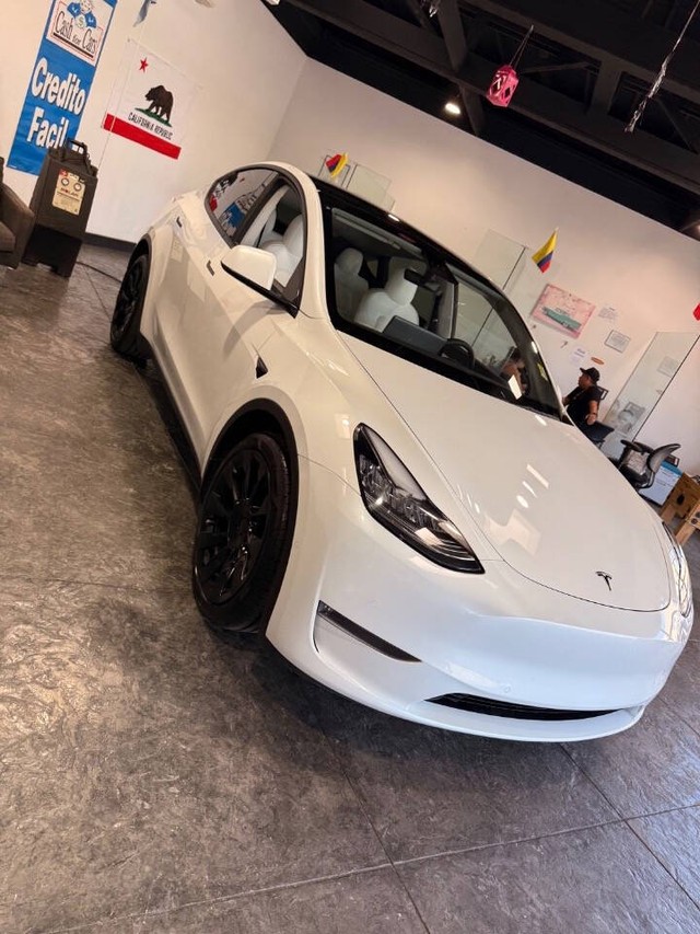 Tesla Model Y Vehicle Full-screen Gallery Image 18