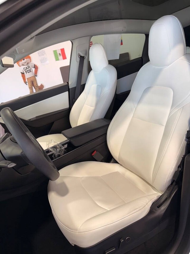 Tesla Model Y Vehicle Full-screen Gallery Image 25
