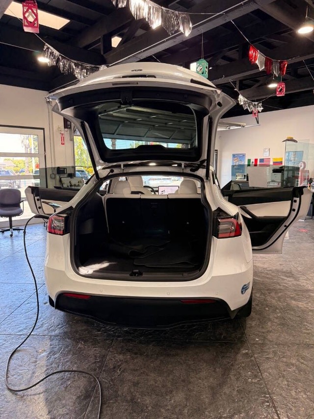 Tesla Model Y Vehicle Full-screen Gallery Image 28