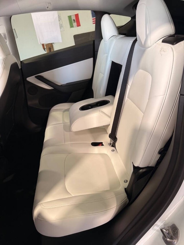Tesla Model Y Vehicle Full-screen Gallery Image 29