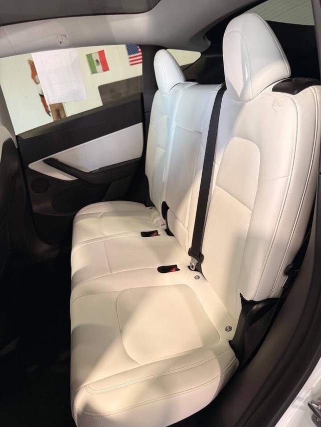 Tesla Model Y Vehicle Full-screen Gallery Image 30
